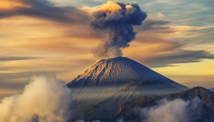 Gunung Semeru Di Anggap Sebagai Tempat Tinggal Para Dewa