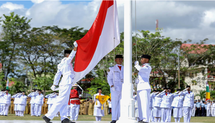 Hari Kemerdekaan Indonesia, Pengibaran Bendera