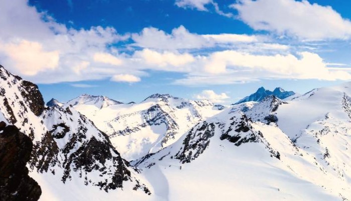 Gunung Jaya Wijaya Terkenal Sebagai Puncak Tertinggi!