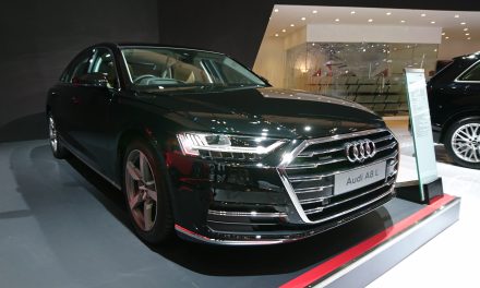 Mobil Audi W12 Di Desain Dengan Menggunakan Mesin 12 Silinder