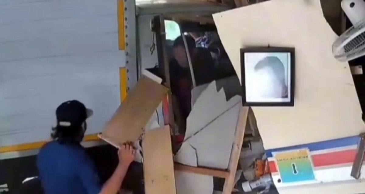 Viral Mobil Box Tabrak Kios Pangkas Rambut di Kuningan