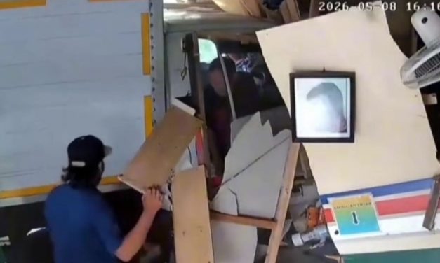 Viral Mobil Box Tabrak Kios Pangkas Rambut di Kuningan