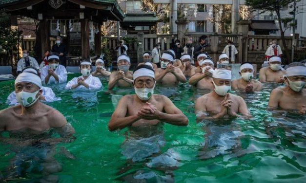 Bathing Carnival, Ketika Air Menjadi Bagian dari Tradisi & Perayaan
