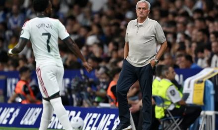 Jose Mourinho Bela Vinicius Meski Di Soraki Suporter Di bernabeu